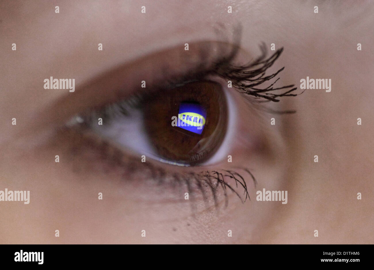 Berlin, Allemagne, à l'image de la logo IKEA dans l'oeil d'une femme Banque D'Images