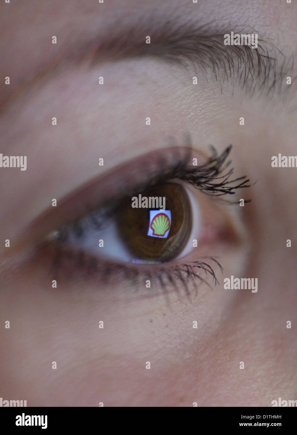 Berlin, Allemagne, à l'image de la logo Shell dans l'oeil d'une femme Banque D'Images