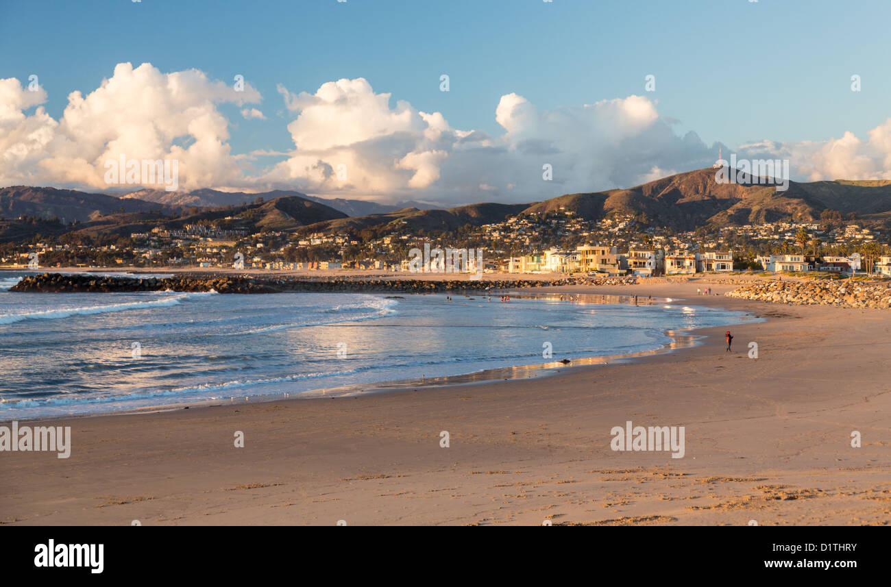Coucher de soleil / soirée dans la baie de Ventura, Californie, USA avec encadrement plage la ville Banque D'Images