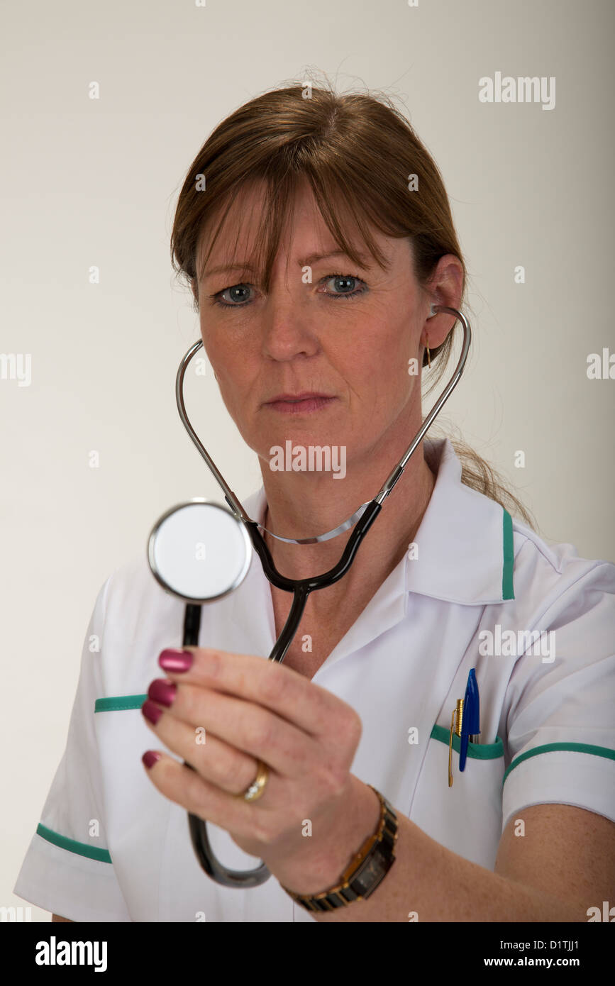 Nurse holding stethoscope et sérieux Banque D'Images