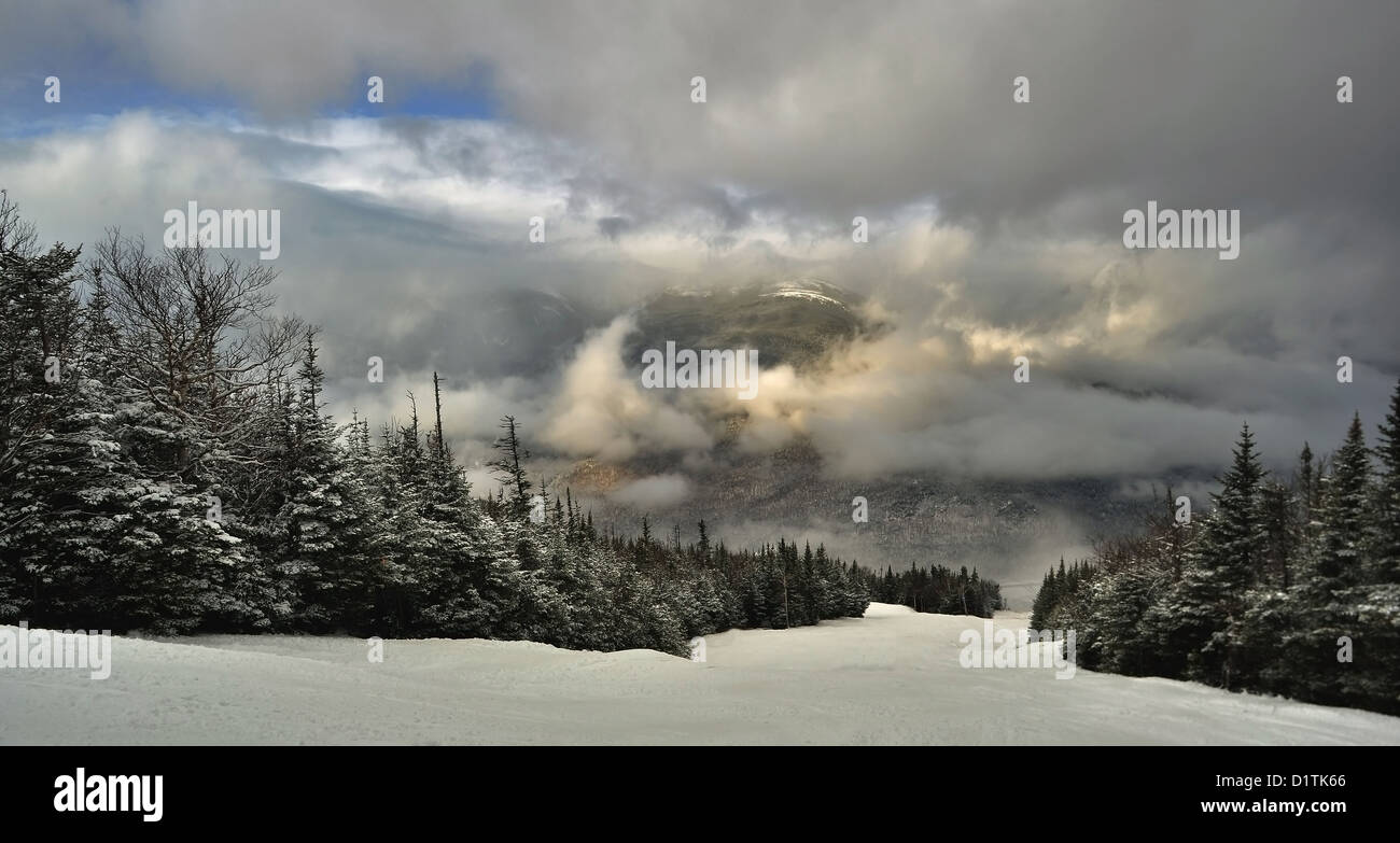 Vue du sommet du domaine skiable de Wildcat au New Hampshire au début de l'hiver Banque D'Images