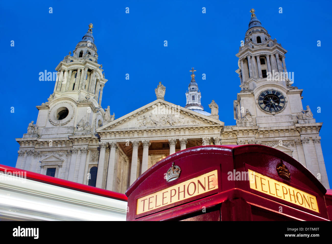 St Paul's à Cathedrat nuit / crépuscule / Crépuscule avec téléphone rouge traditionnel fort en premier plan Ville de London England UK Banque D'Images