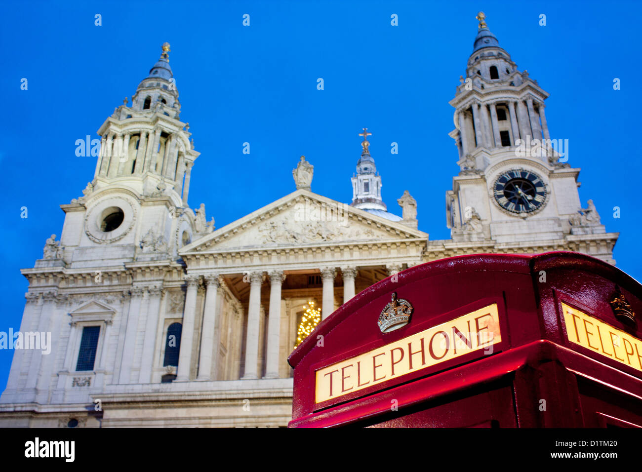 St Paul's à Cathedrat nuit / crépuscule / Crépuscule avec téléphone rouge traditionnel fort en premier plan Ville de London England UK Banque D'Images