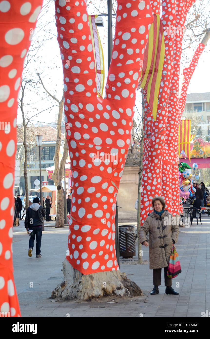 Platanes enveloppés ou recouverts de papier à pois rouge et blanc dans l'art installation par l'artiste japonais Yayoi Kusama cours Miirabeau Aix-en-Provence pour l'inauguration de Marseille-Provence 2013 capitale européenne de la culture Provence France Banque D'Images