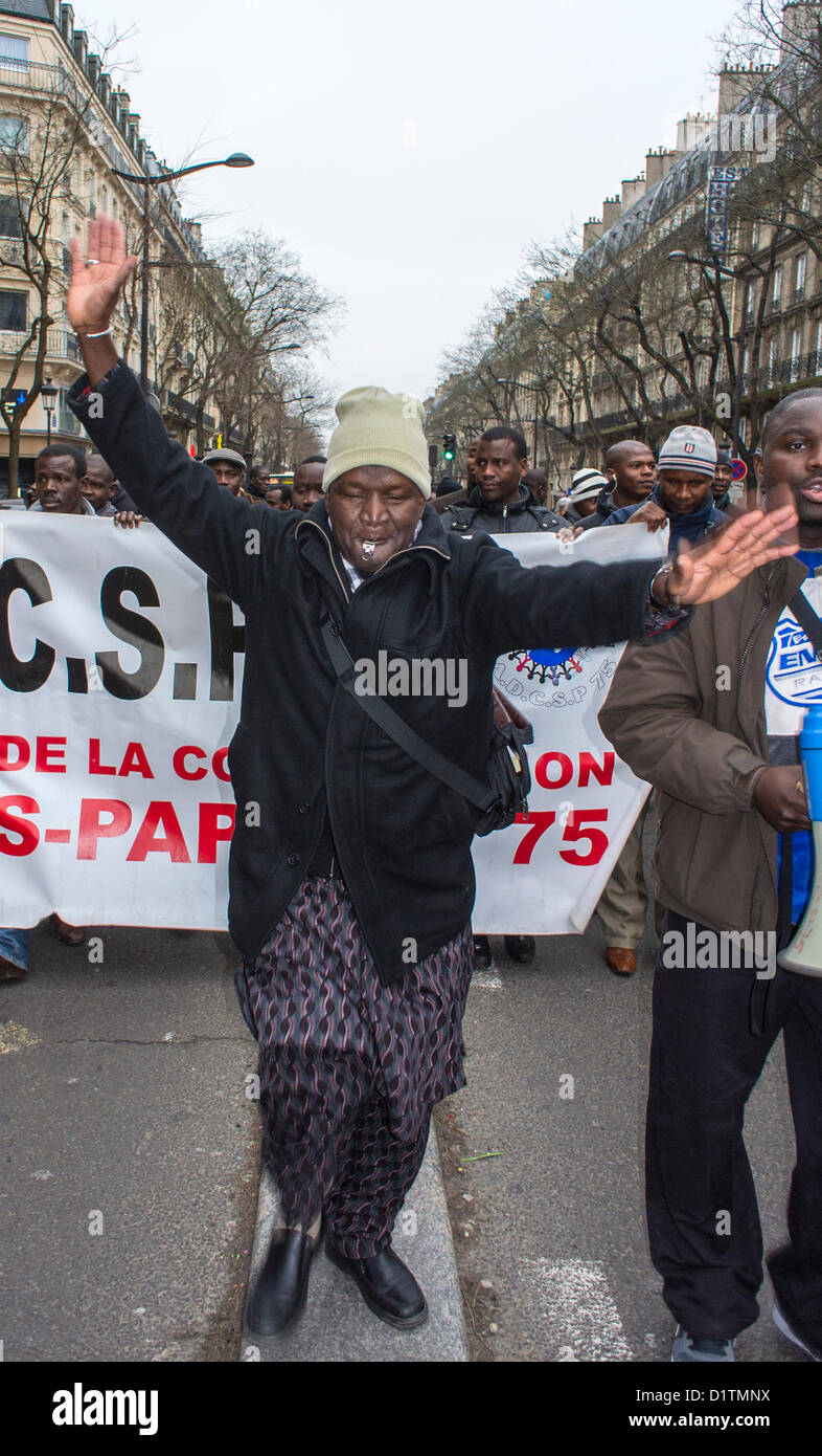 Paris, France, étrangers sans papiers, sans papiers, immigrants africains protestent pour le droit de séjour en France, immigrants africains, Man Dancing on Street, migrants européens, travailleur immigré france, sans papiers Banque D'Images