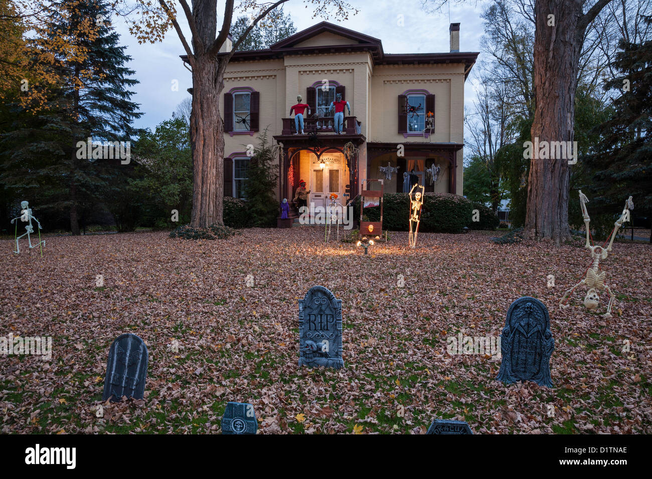 Décorations d'Halloween au crépuscule, Two Story Showcase Home, États-Unis 2012 Banque D'Images