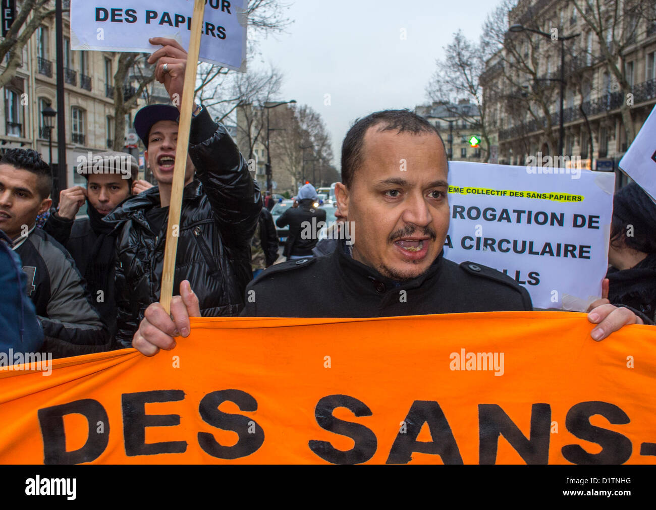 Paris, France, étrangers sans papiers protestent contre le gouvernement français, les Arabes immigrants marchent avec des bannières, contre la loi de l'immigration protestation, europe migrants, travail immigré, travailleur immigré france Banque D'Images