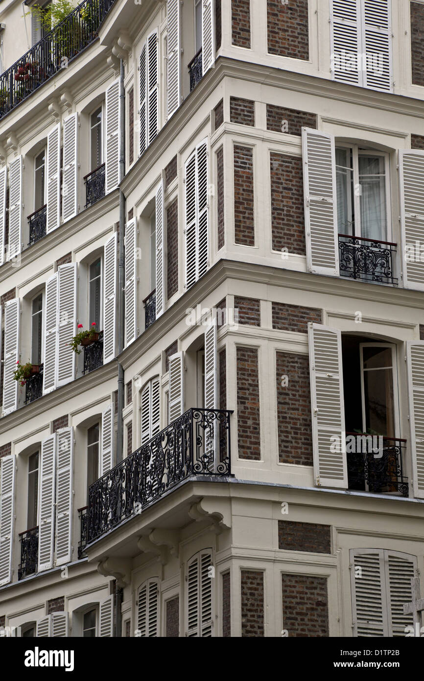 Fenêtres avec volets en bois traditionnels, Paris, Ile de la Cite, France Banque D'Images