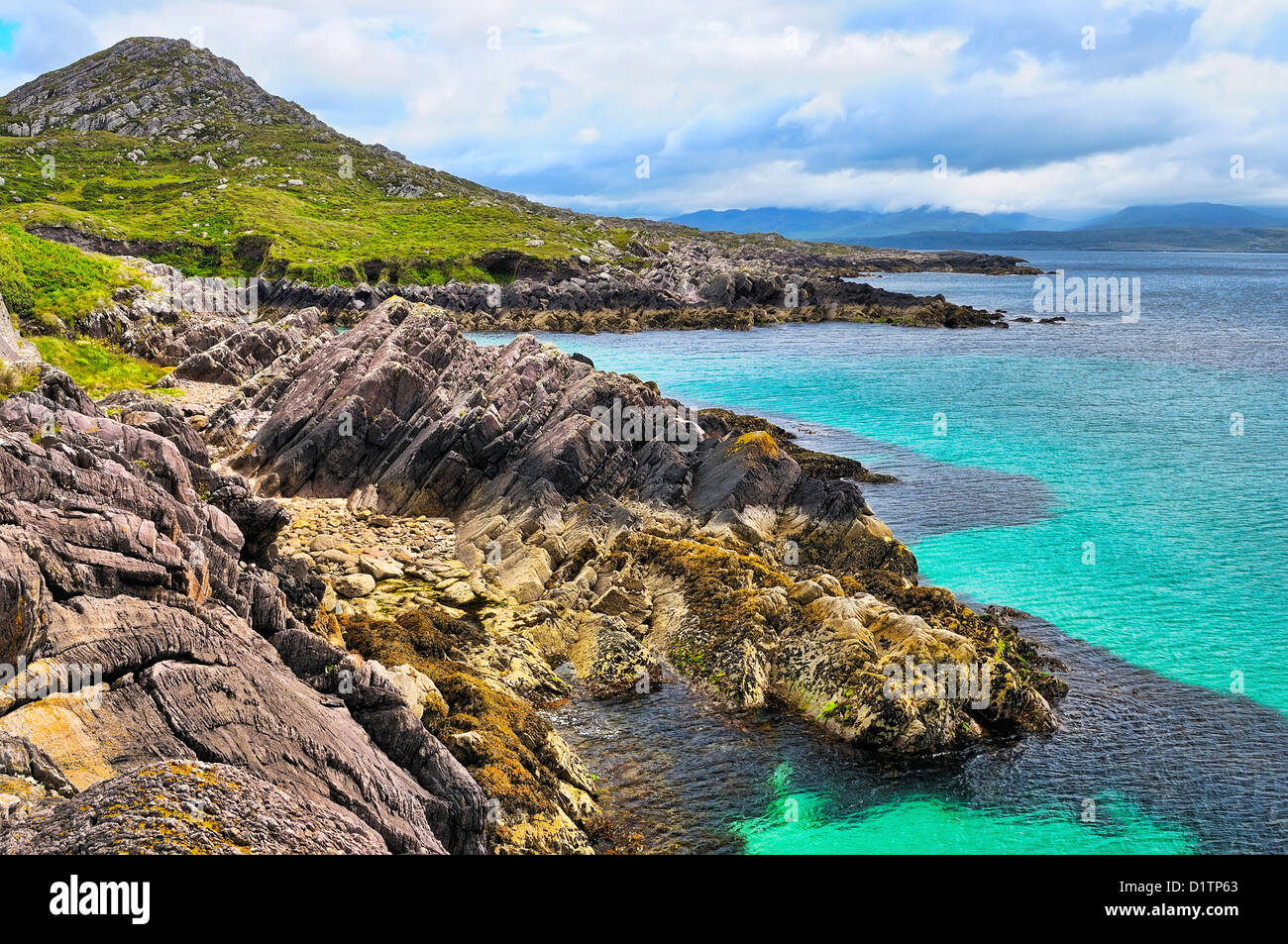 Belle côte rocheuse avec de l'eau bleu sur la route N70, Glanbeg (Caherdaniel), comté de Kerry, Irlande. Banque D'Images