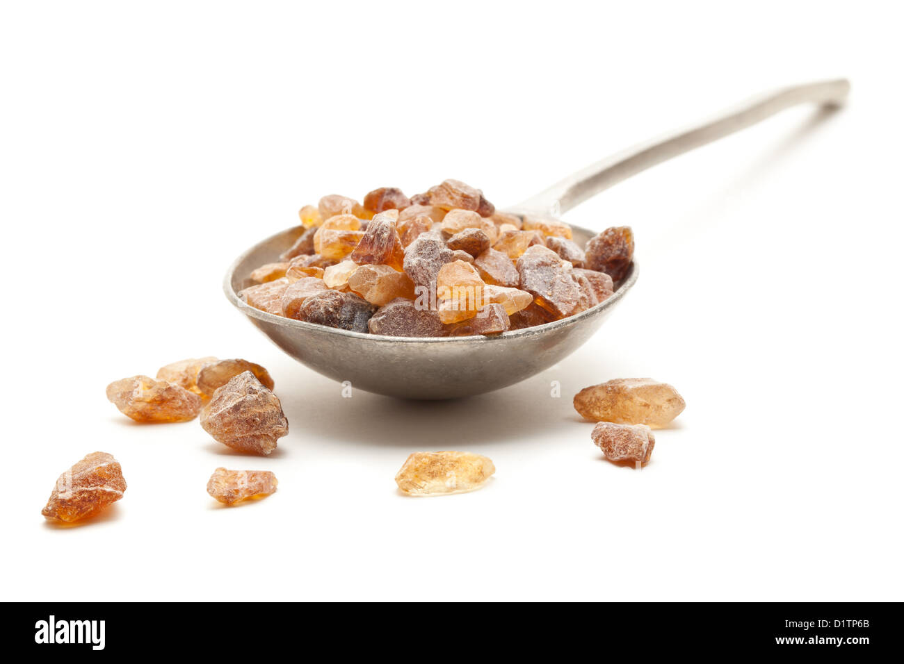 Sucre candy organique dans la cuillère sur fond blanc Banque D'Images