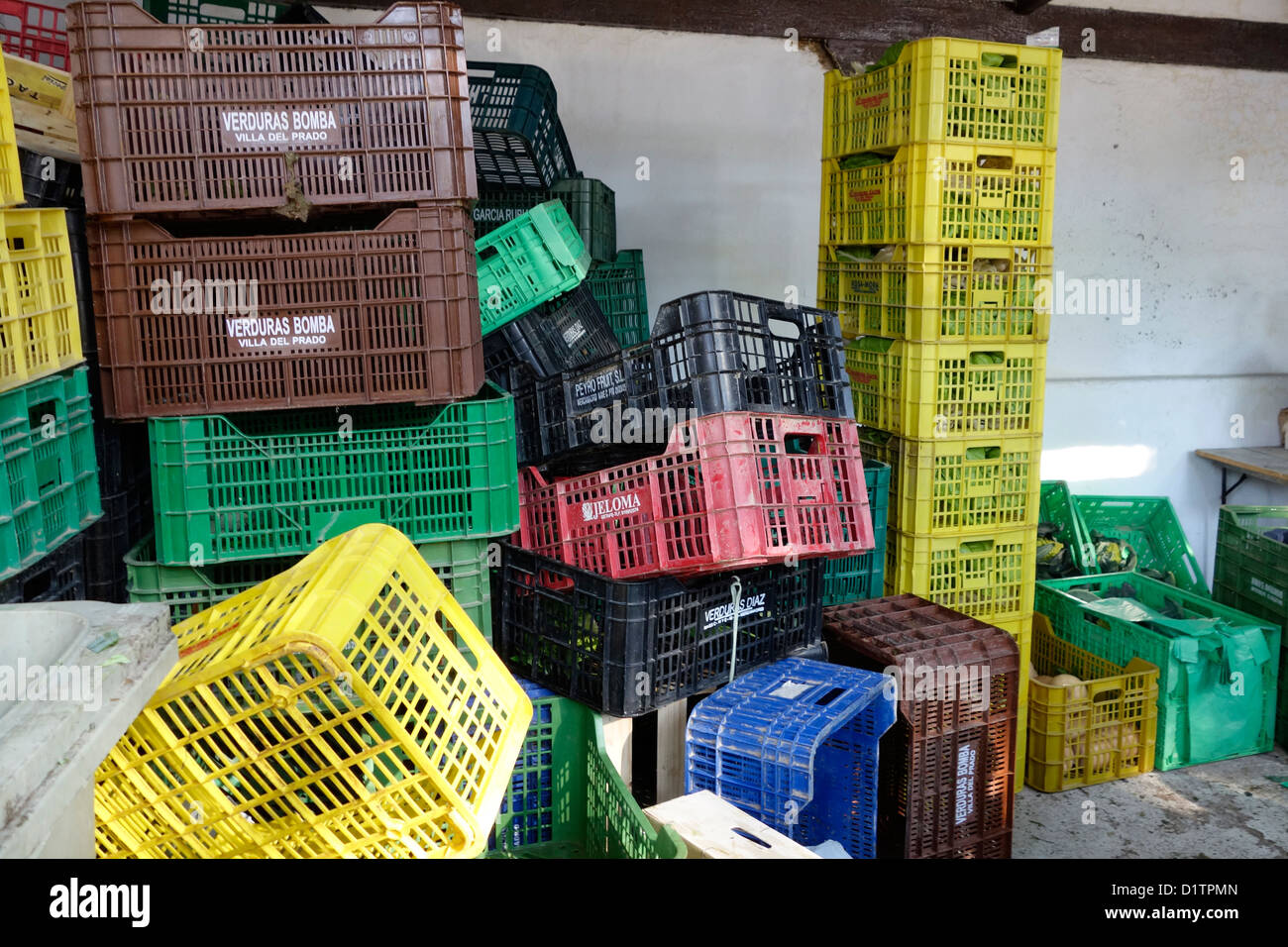 Caisse en plastique du marché des agriculteurs de madrid espagne produire  Photo Stock - Alamy