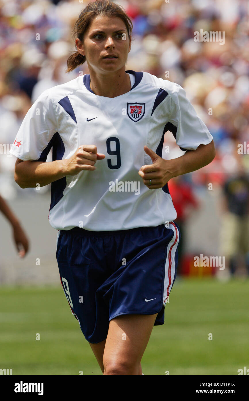 Mia Hamm de la United States en action lors d'un match de football amical contre le Mexique au stade de l'Université le 9 mai 2004. Banque D'Images