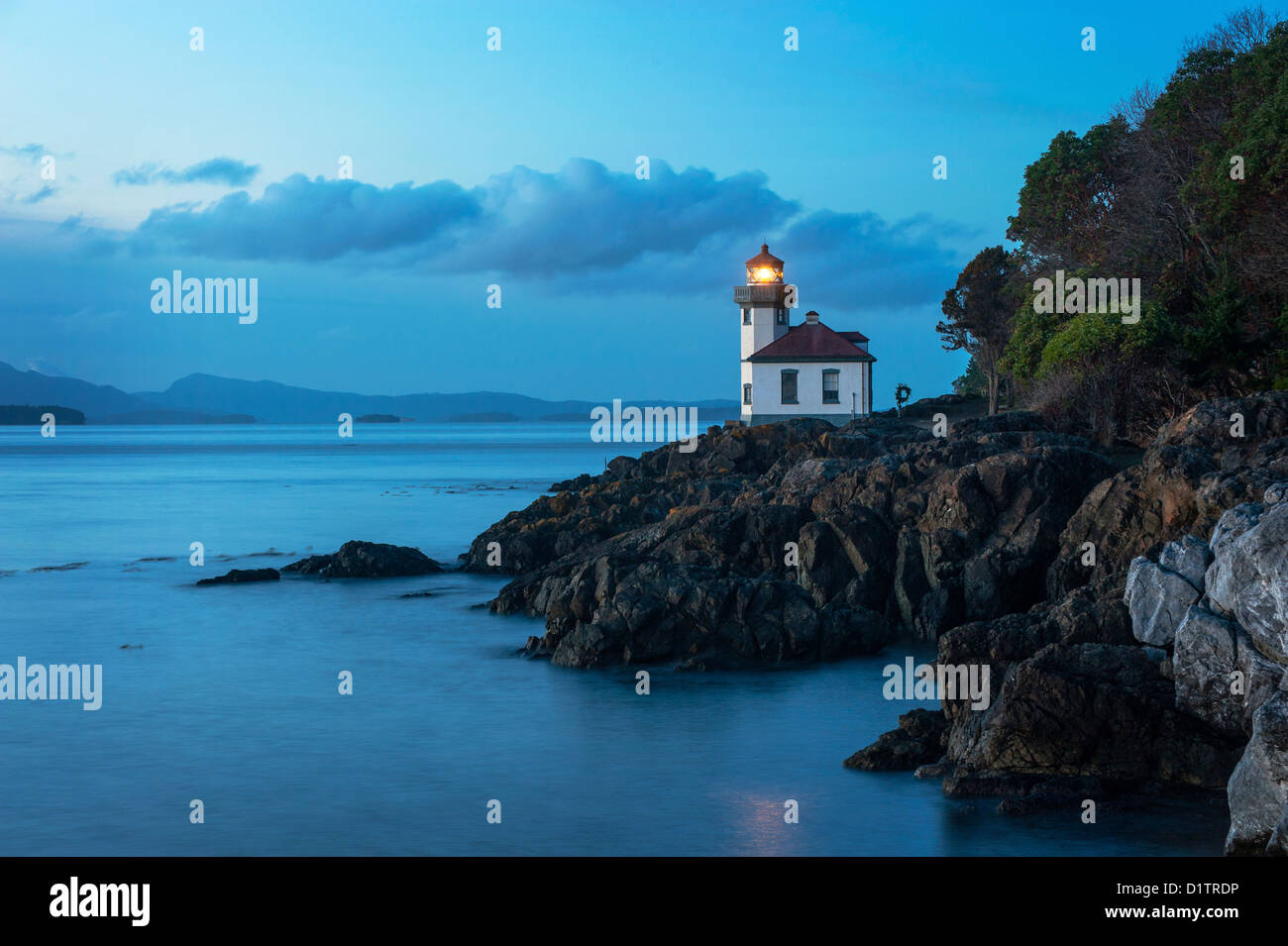 Le four à chaux Light Station, construite en 1919, est situé dans le parc d'état de Lime Kiln, sur le côté ouest de San Juan Island, Washington. Banque D'Images