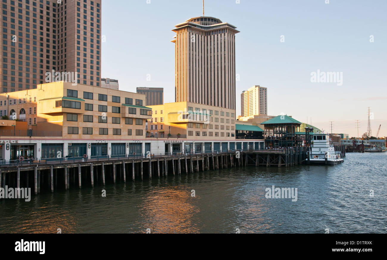 Vue de la Nouvelle Orléans à partir de milieu de Mississippi River, état de Louisiane, USA, Amérique du Nord, Banque D'Images
