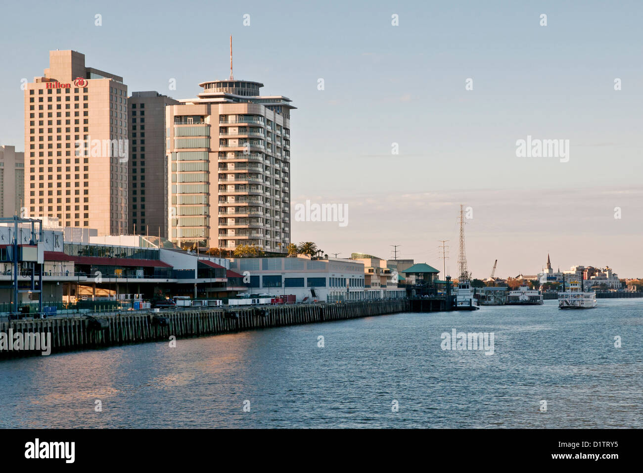 Vue de la Nouvelle Orléans à partir de milieu de Mississippi River, état de Louisiane, USA, Amérique du Nord, Banque D'Images