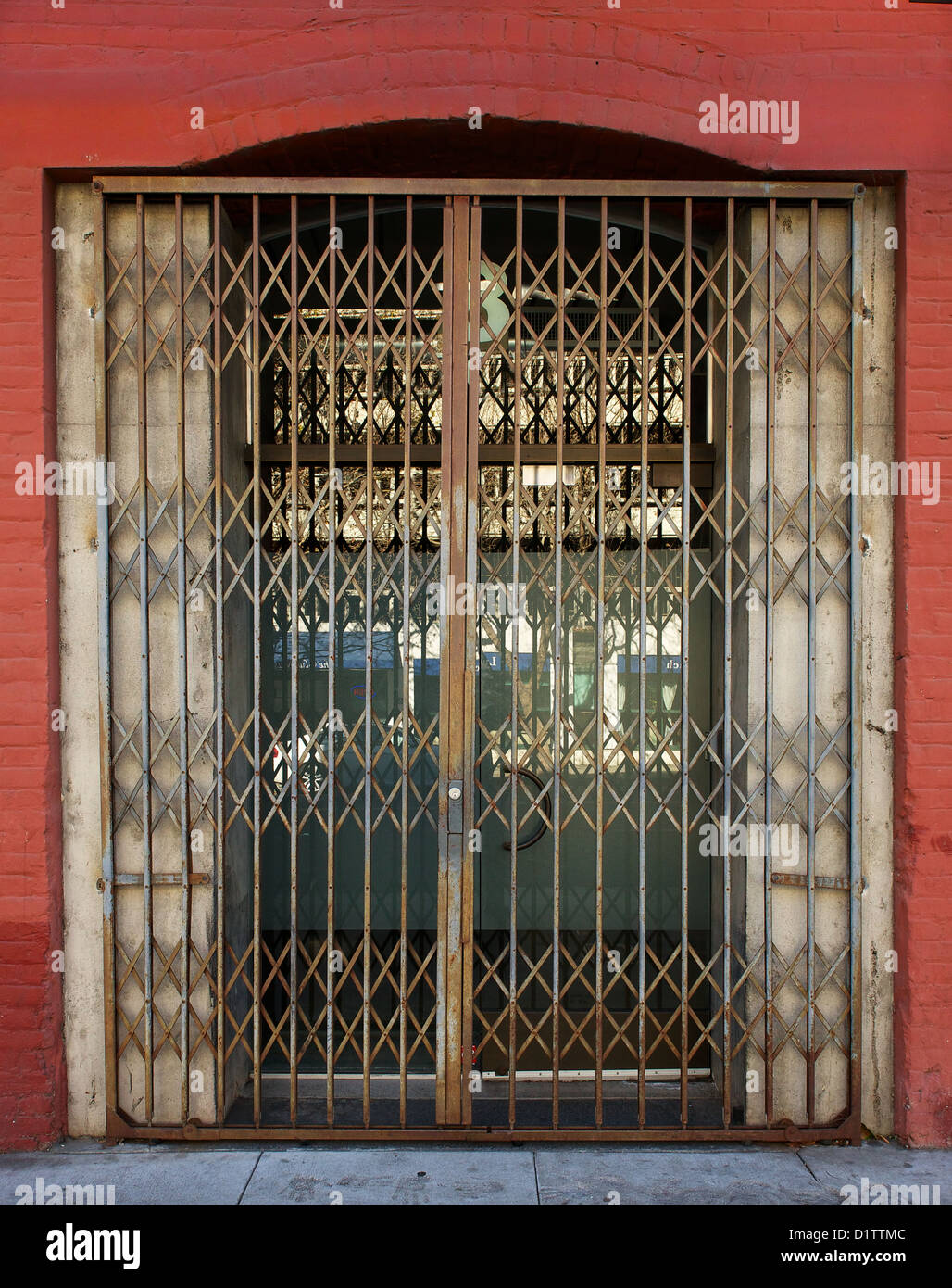 Vieille porte de sécurité en acier sur la porte de brique rouge Banque D'Images