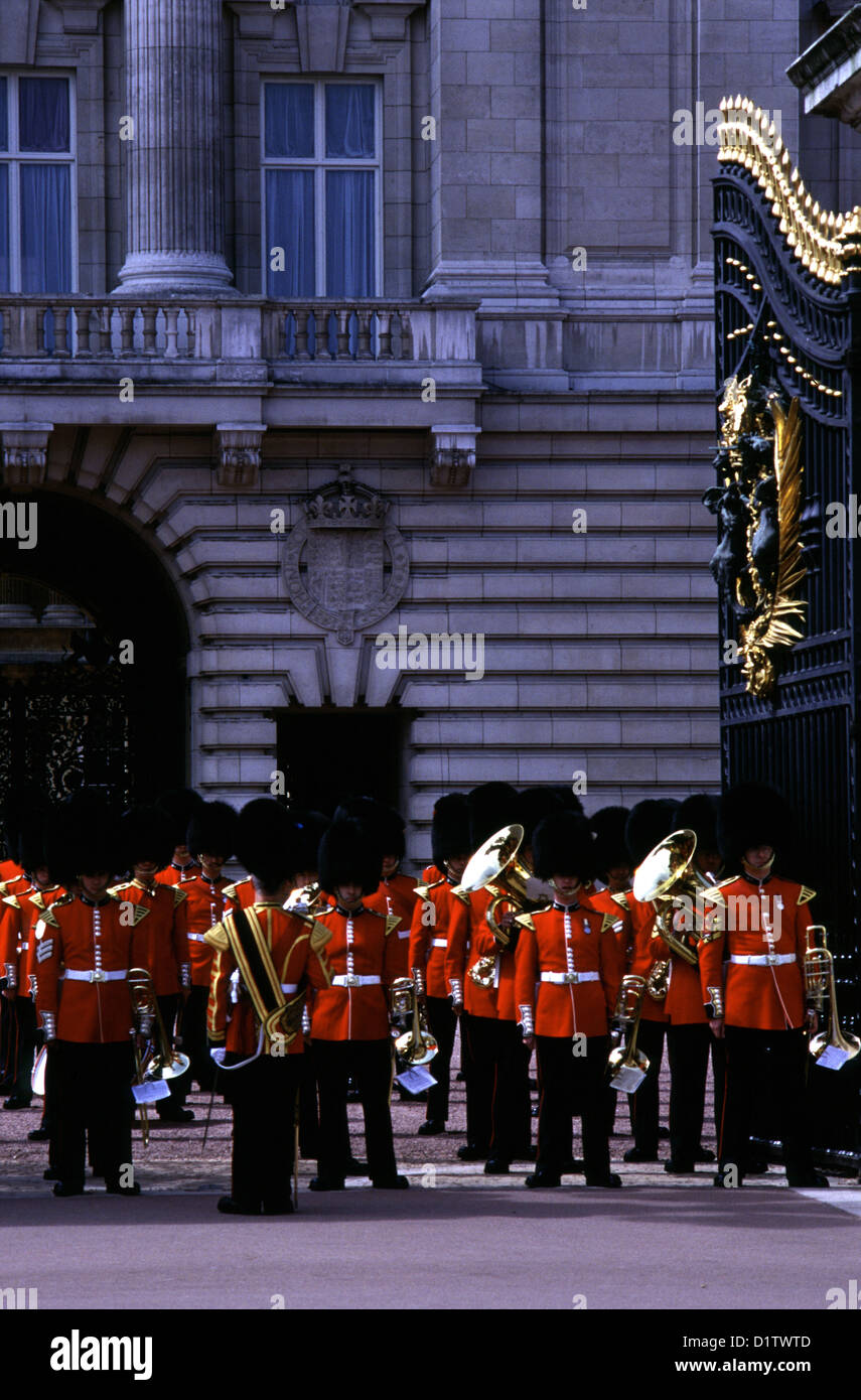 La bande de Grenadier Guards à la cérémonie quotidienne de l'évolution de la garde à Buckingham Palace Londres Angleterre Banque D'Images