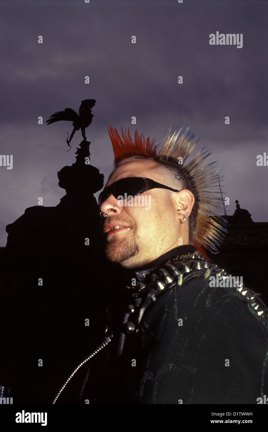 Un jeune punk avec le Mohawk hairstyle dans Piccadilly Circus London UK Angleterre Banque D'Images