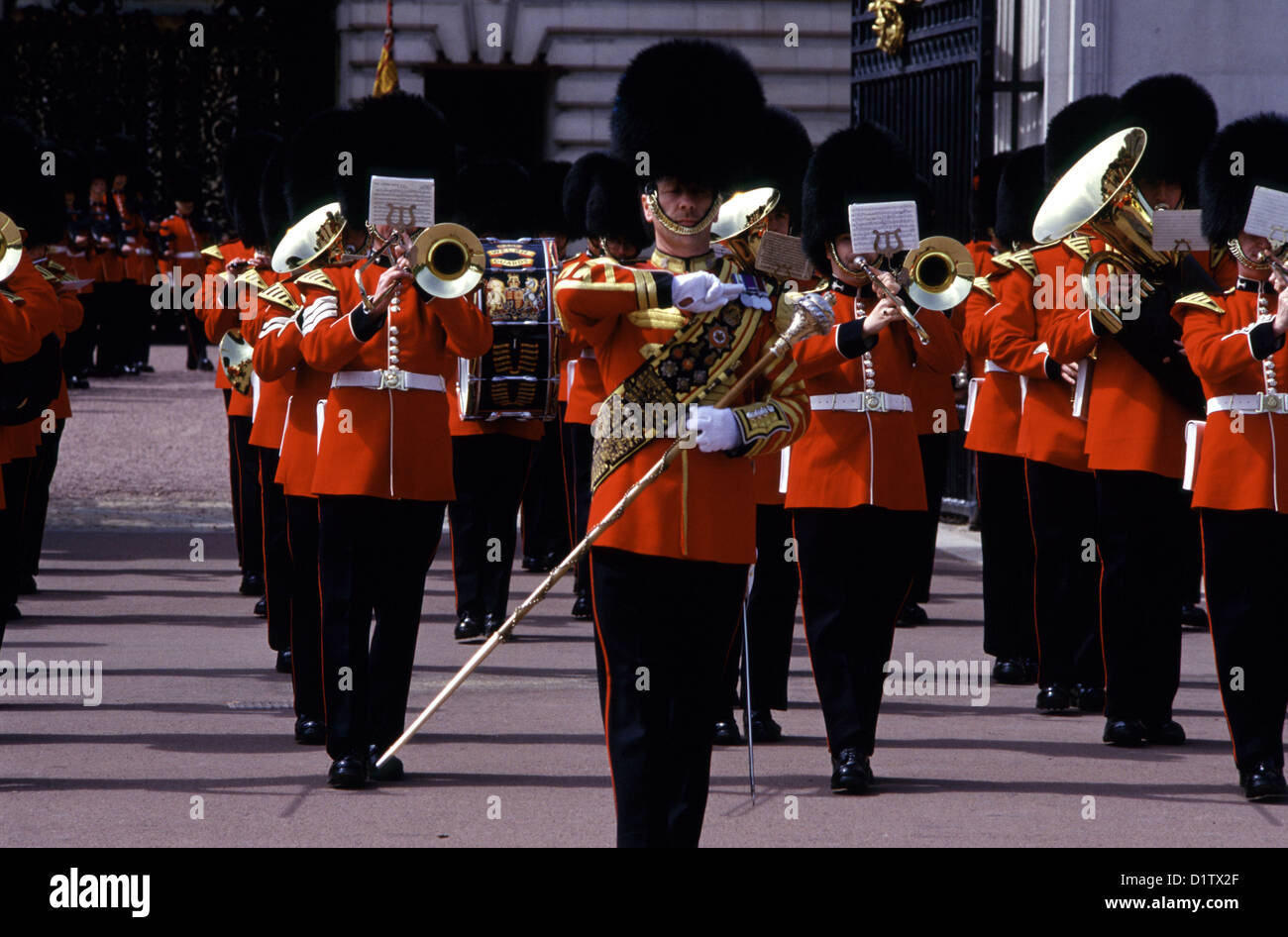 La bande de Grenadier Guards à la cérémonie quotidienne de l'évolution de la garde à Buckingham Palace Londres Angleterre Banque D'Images
