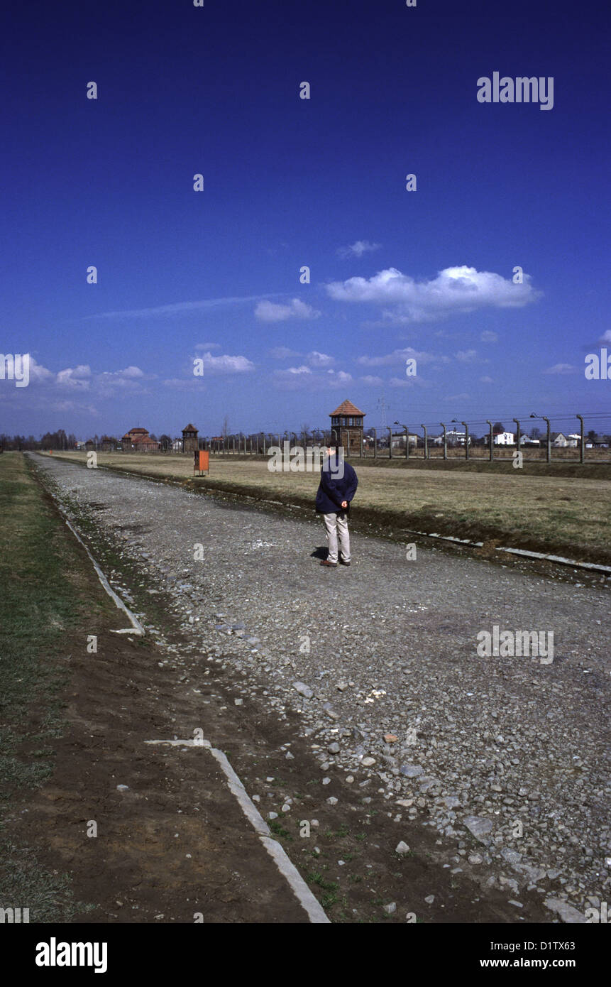 Un visiteur à Auschwitz II Birkenau un allemand nazi de concentration et d'extermination camp, construit et exploité par le Troisième Reich en zones annexées par l'Allemagne nazie pendant la Seconde Guerre mondiale Banque D'Images