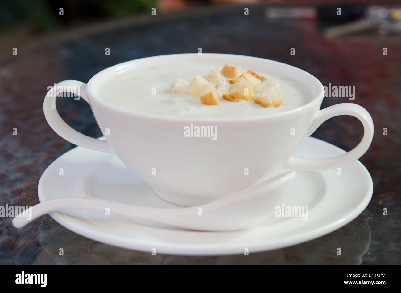 Crème de champignons délicieux en soupe bol blanc Banque D'Images