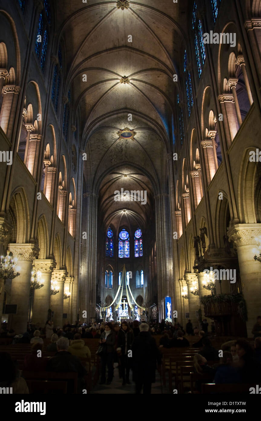 Nef principale à l'intérieur de la cathédrale Notre Dame de Paris - Paris, France Banque D'Images