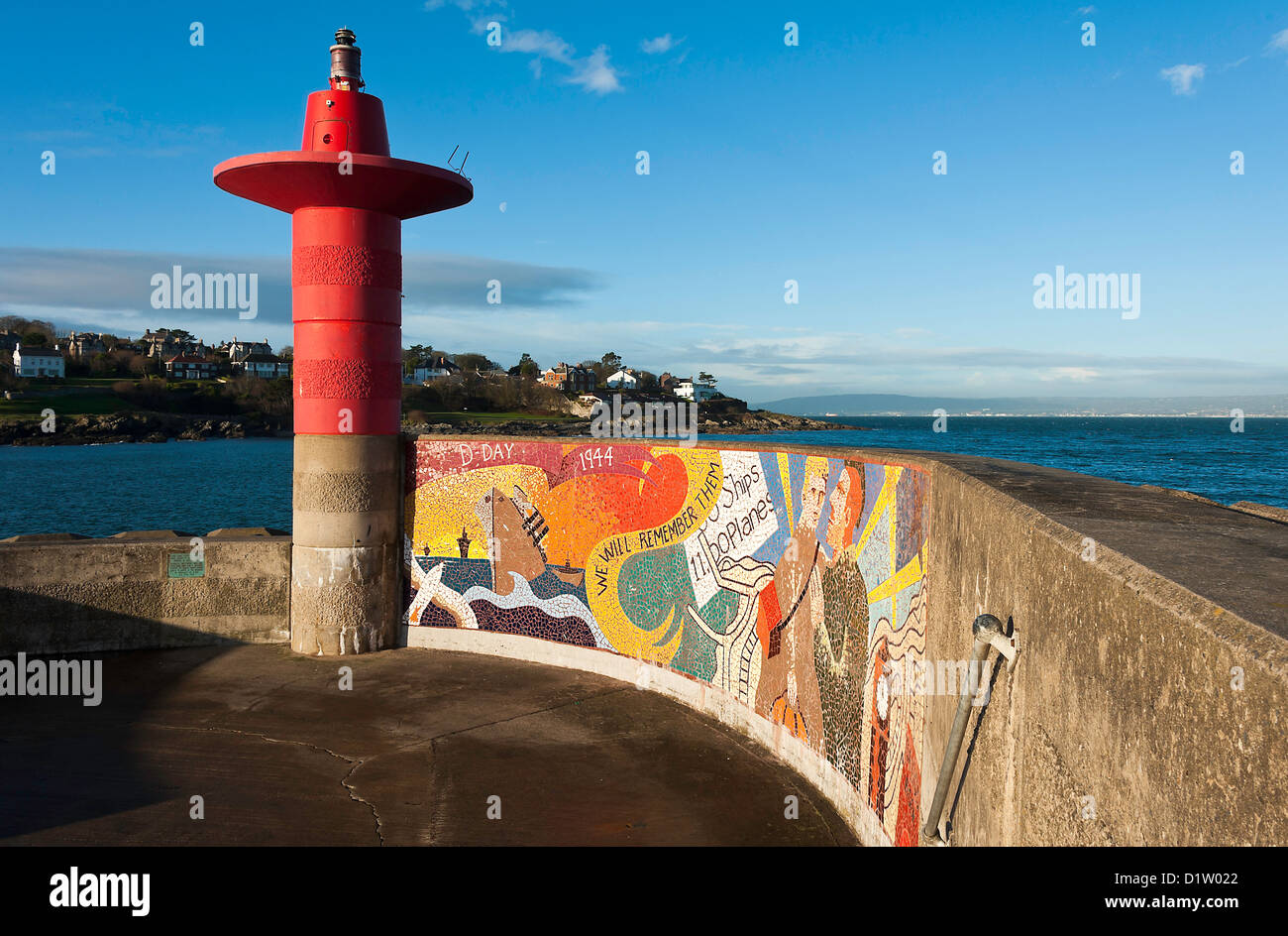 L'entrée du port de Bangor avec gyrophare rouge et Mosaïque sur Seawall Memorial County Down Irlande du Nord Royaume-Uni Banque D'Images