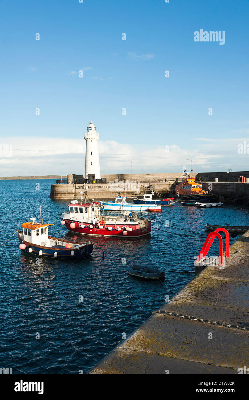 Le charmant port de Donaghadee avec bateaux de pêche et de sauvetage de la RNLI dans le comté de Down en Irlande du Nord Royaume-Uni UK Banque D'Images