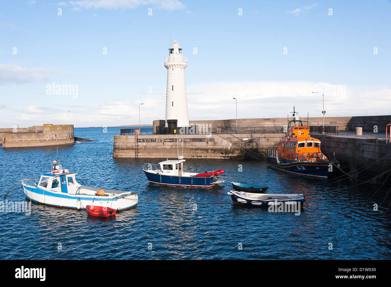 Le charmant port de Donaghadee avec bateaux de pêche et de sauvetage de la RNLI dans le comté de Down en Irlande du Nord Royaume-Uni UK Banque D'Images