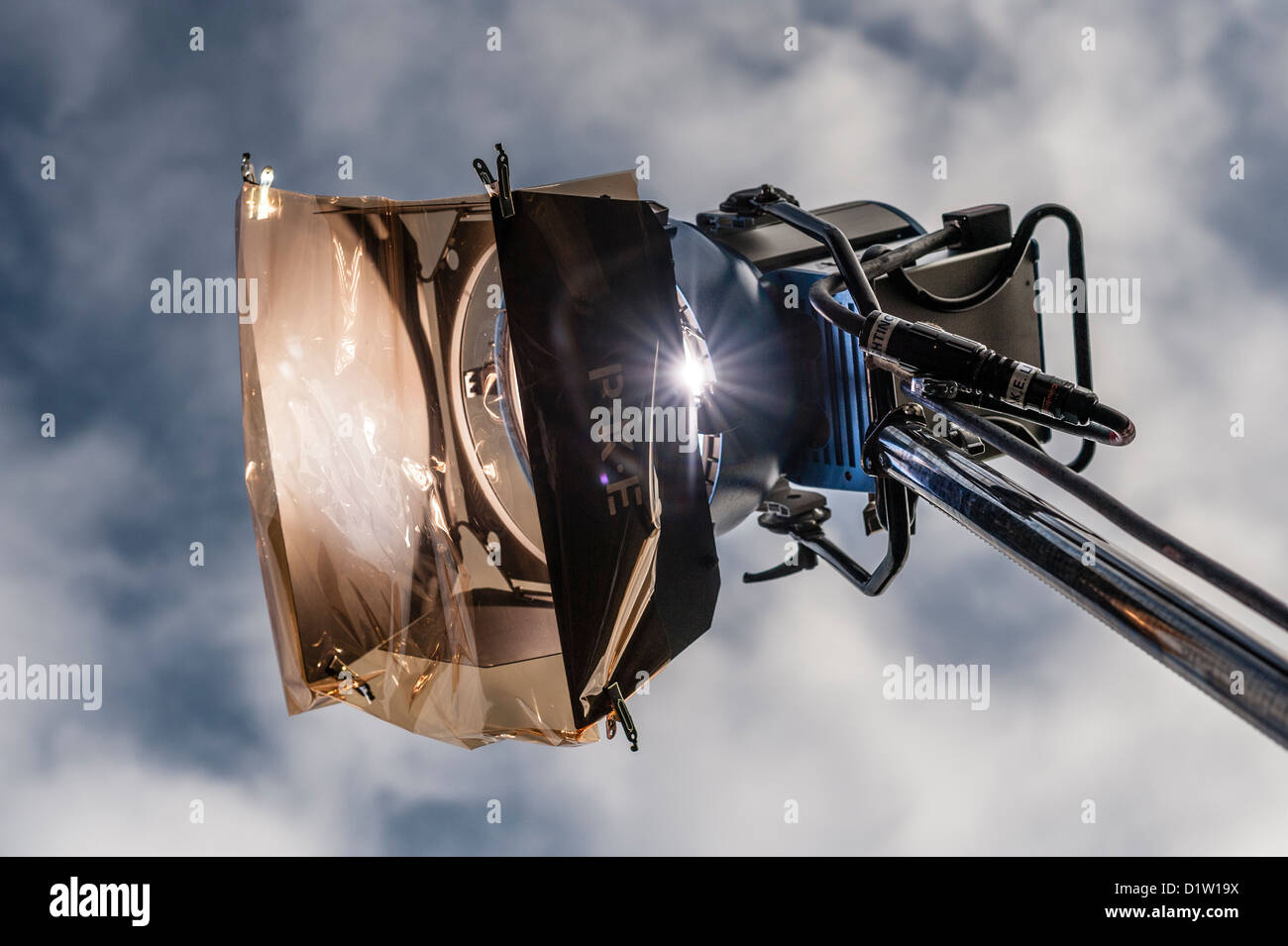 Un grand 'daylight' télévision équilibré lumière lampe sur un socle, au tournage en extérieur uk Banque D'Images