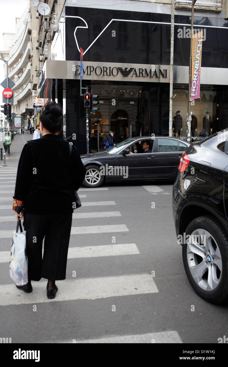 Bucarest, Roumanie, un noir revêtus femme attendait sur le passage clouté Banque D'Images