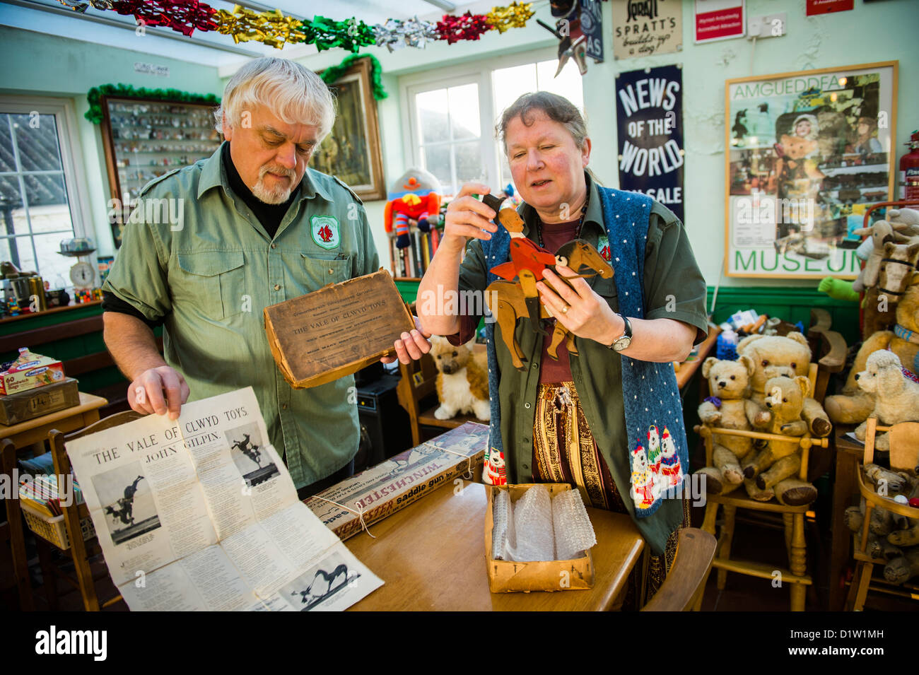 Paul et Hillary Kennelly, propriétaires / conservateurs de l'ouest du pays de Galles Musée de l'enfance, UK Banque D'Images