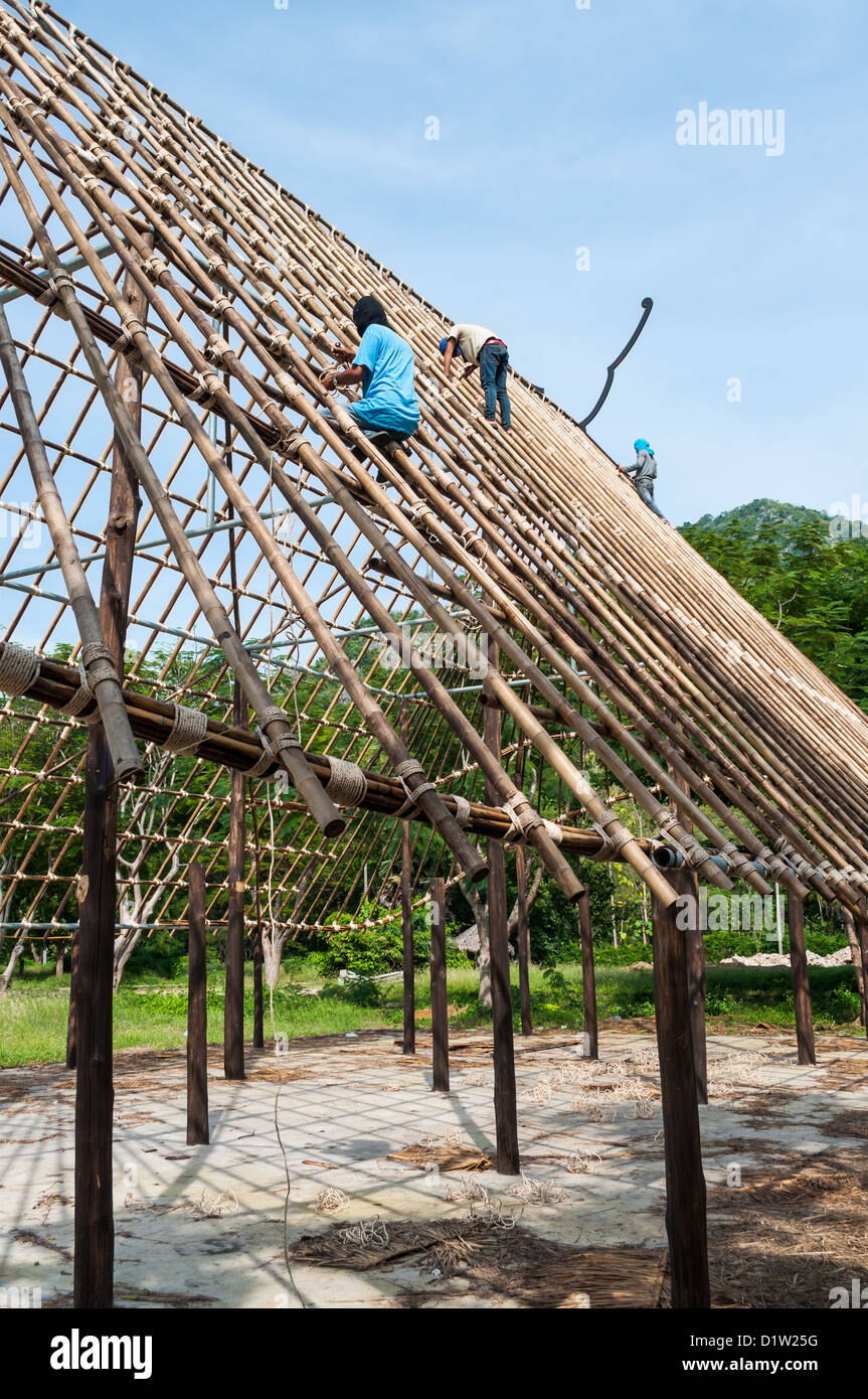 La construction de la structure du toit qui fait de bambou Photo Stock — free download