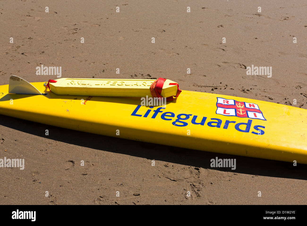Maison de Llangrannog 2012 sauveteurs RNLI surf board Banque D'Images