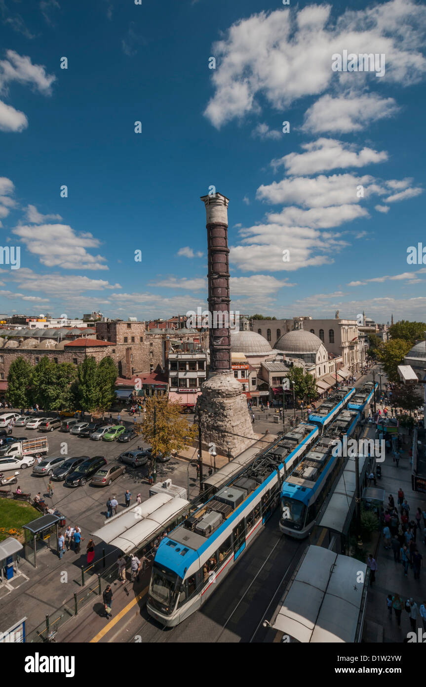 Colonne de Constantin sur Yeniceriler Caddesi, le long de vieux Divan Yolu, route de conseil impérial, entre Sultanahmet et Beyazit . Banque D'Images