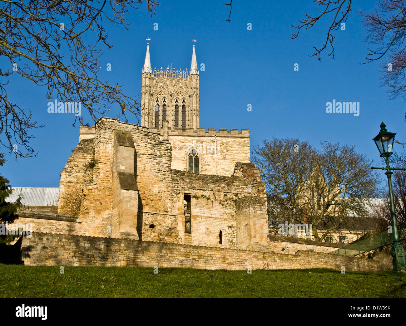 La Cathédrale de Lincoln et ruines de palais des évêques Europe Angleterre Lincolnshire Banque D'Images