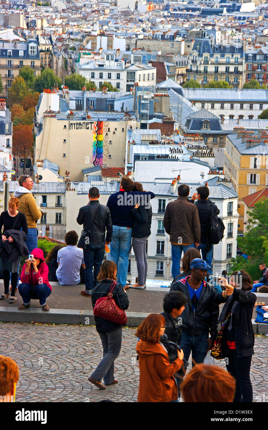 Les touristes à la recherche à cityscape panorama vue panoramique de Paris à partir de la procédure ci-dessous Sacré Coeur France Europe Banque D'Images