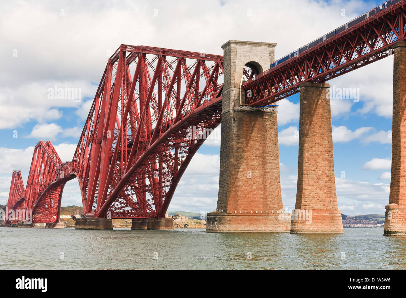 Un train circule sur le célèbre pont de chemin de fer Banque D'Images