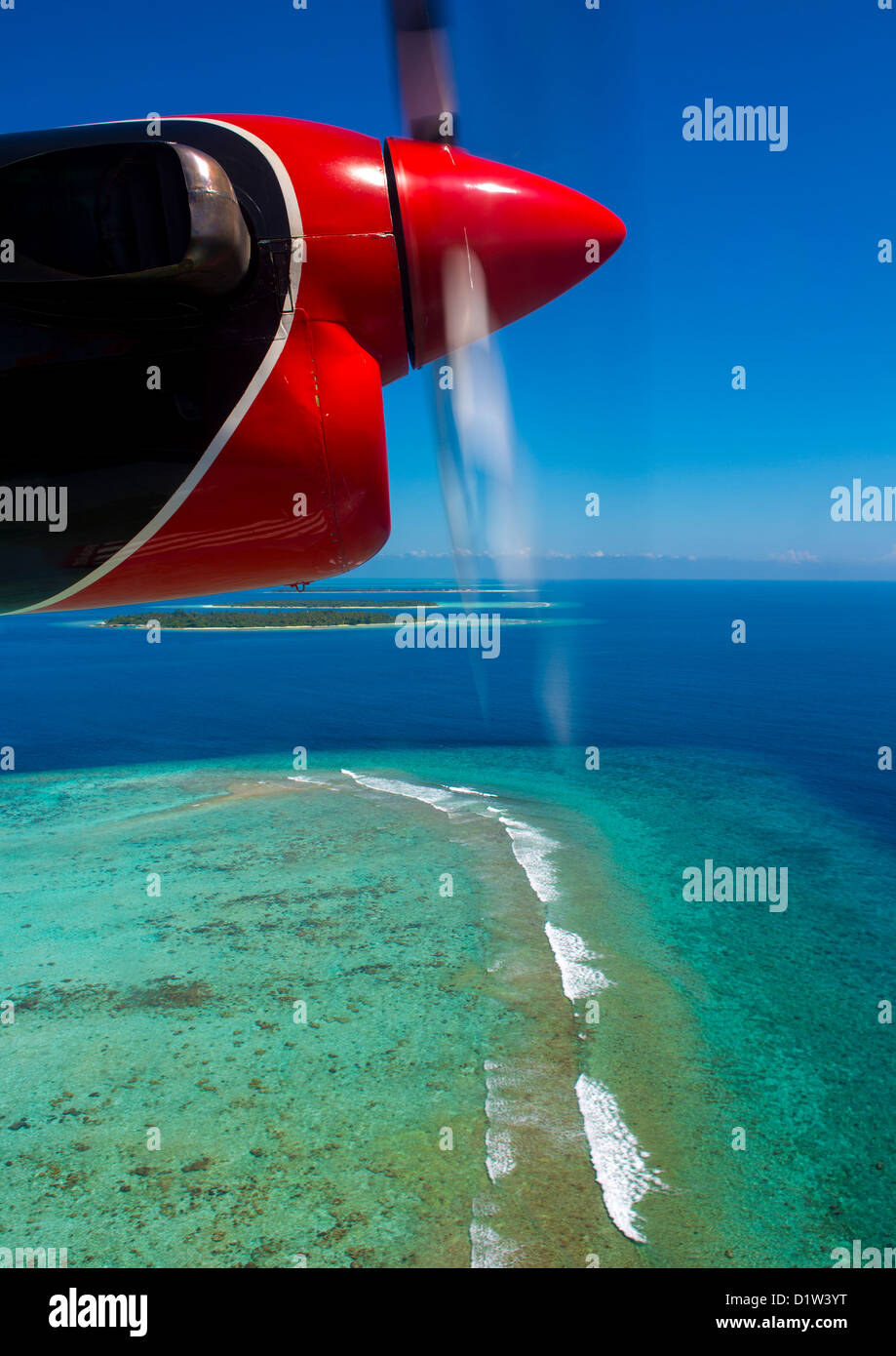 Maldivian Air Taxi Seaplane survolant un atoll, Maldives, mâle Banque D'Images