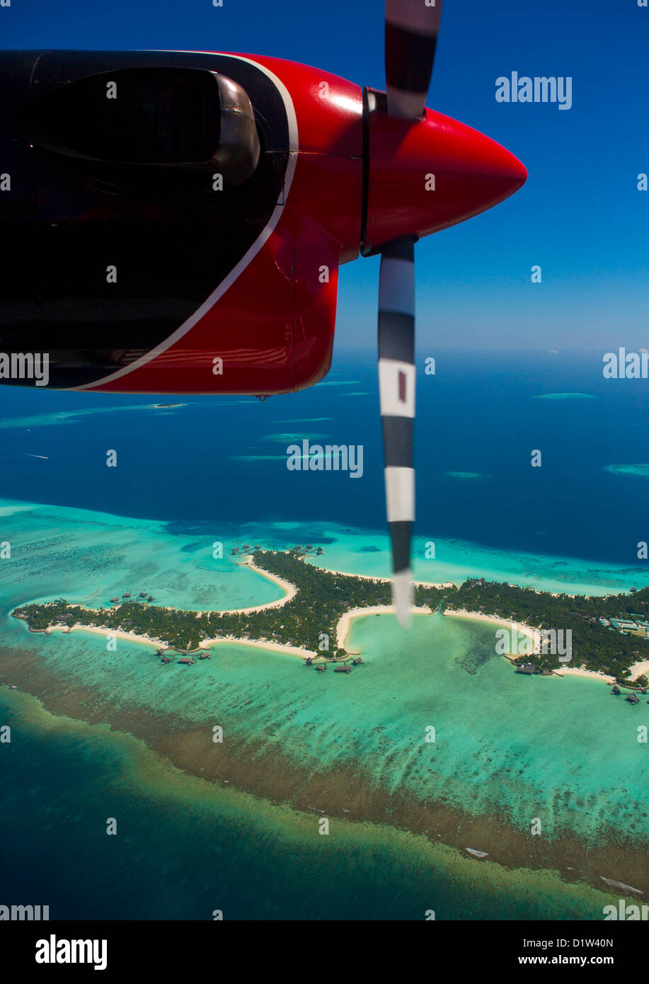 Maldivian Air Taxi Seaplane survolant un atoll, Maldives, mâle Banque D'Images