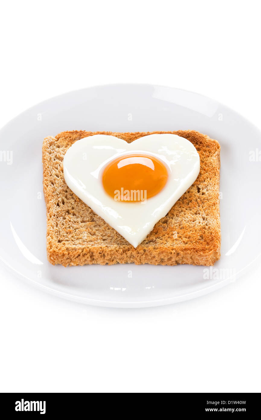 Oeufs en forme de coeur sur toast pour illustrer valentines day breakfast ou le cholestérol message santé Banque D'Images