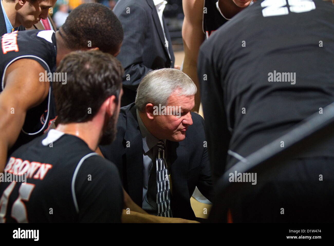 L'entraîneur-chef Bob Mercer conciliabules Hoffman son équipe au cours de Kennesaw State's 83-75 gagner plus de rivaliser avec Mercer. Kennesaw, Géorgie. USA. Le 5 janvier 2013. NCAA Division I men's Conférence Sun Atlantique Collège basket-ball. Banque D'Images