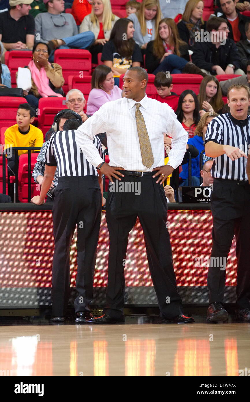 L'entraîneur-chef KSU Lewis Preston lors de Kennesaw State's 83-75 gagner plus de rivaliser avec Mercer. Kennesaw, Géorgie. USA. Le 5 janvier 2013. NCAA Division I men's Conférence Sun Atlantique Collège basket-ball. Banque D'Images