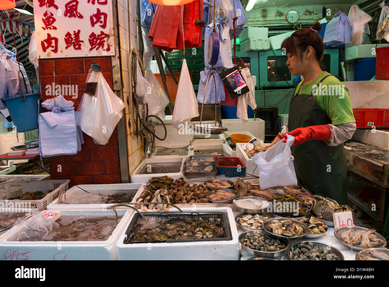 Poissons et fruits de mer frais Market Stall sur gage Street à Central, Hong Kong, Chine Banque D'Images