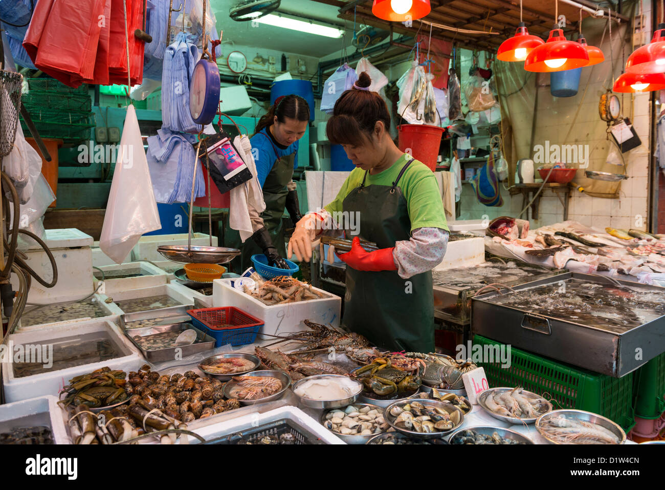 Poissons et fruits de mer frais Market Stall sur gage Street à Central, Hong Kong, Chine Banque D'Images