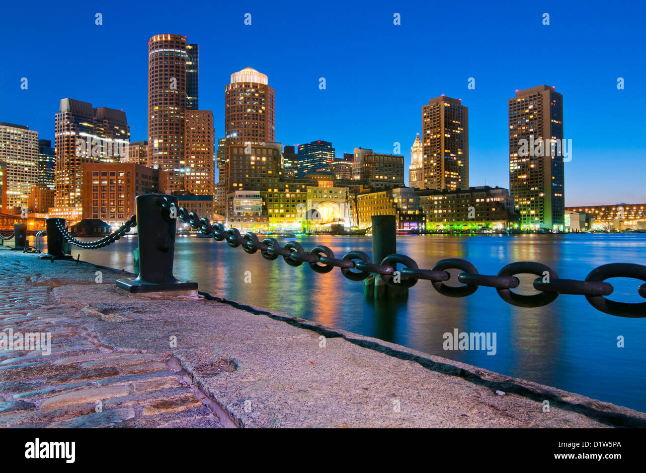Boston Skyline Coucher de soleil depuis la jetée de ventilateur Banque D'Images