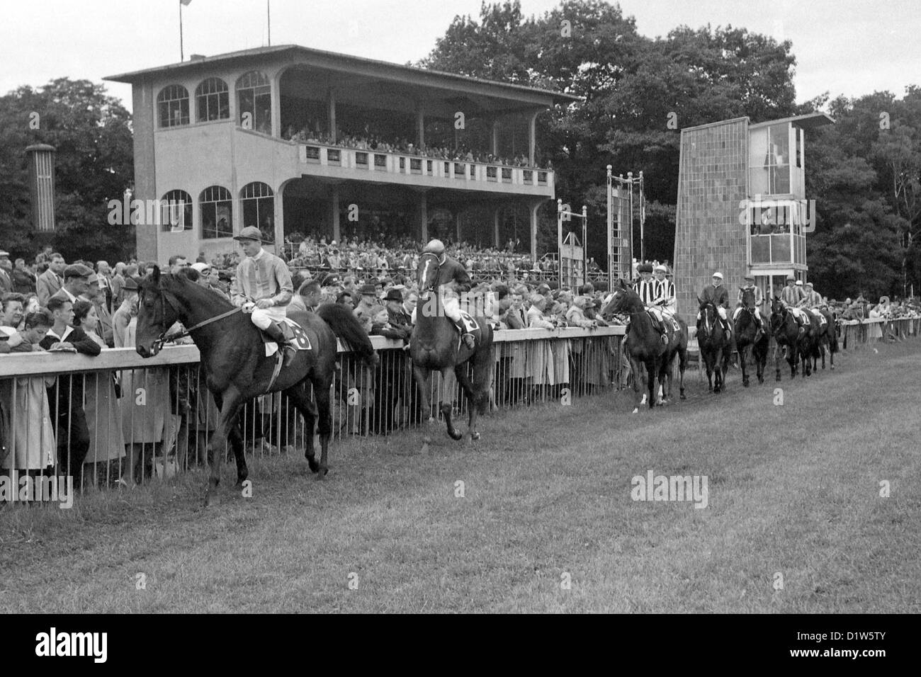 Hoppegarten, DDR, chevaux et jockeys dans la parade avant l'Kaisertribuene Banque D'Images