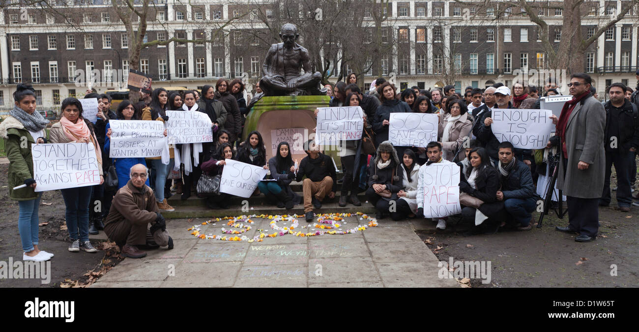 Londres, samedi 5 janvier 2013. Mémorial de la bougie à la statue du Mahatma Gandhi, jardin de la place Tavistock à Londres - Save Our Sisters. Les manifestants se sont rassemblés sur la place du jardin de Tavistock pour protester et manifester leur solidarité contre l'incident qui s'est produit à Delhi, la capitale indienne, où une femme a été violée par un gang et jetée hors du bus en mouvement pour mourir. Les Indiens de l'INR à Londres veulent une réponse du gouvernement indien pour ce qui s'est passé. Des manifestants tenant des cartes de jeu et des bougies à la statue du Mahatma Gandhi. Banque D'Images