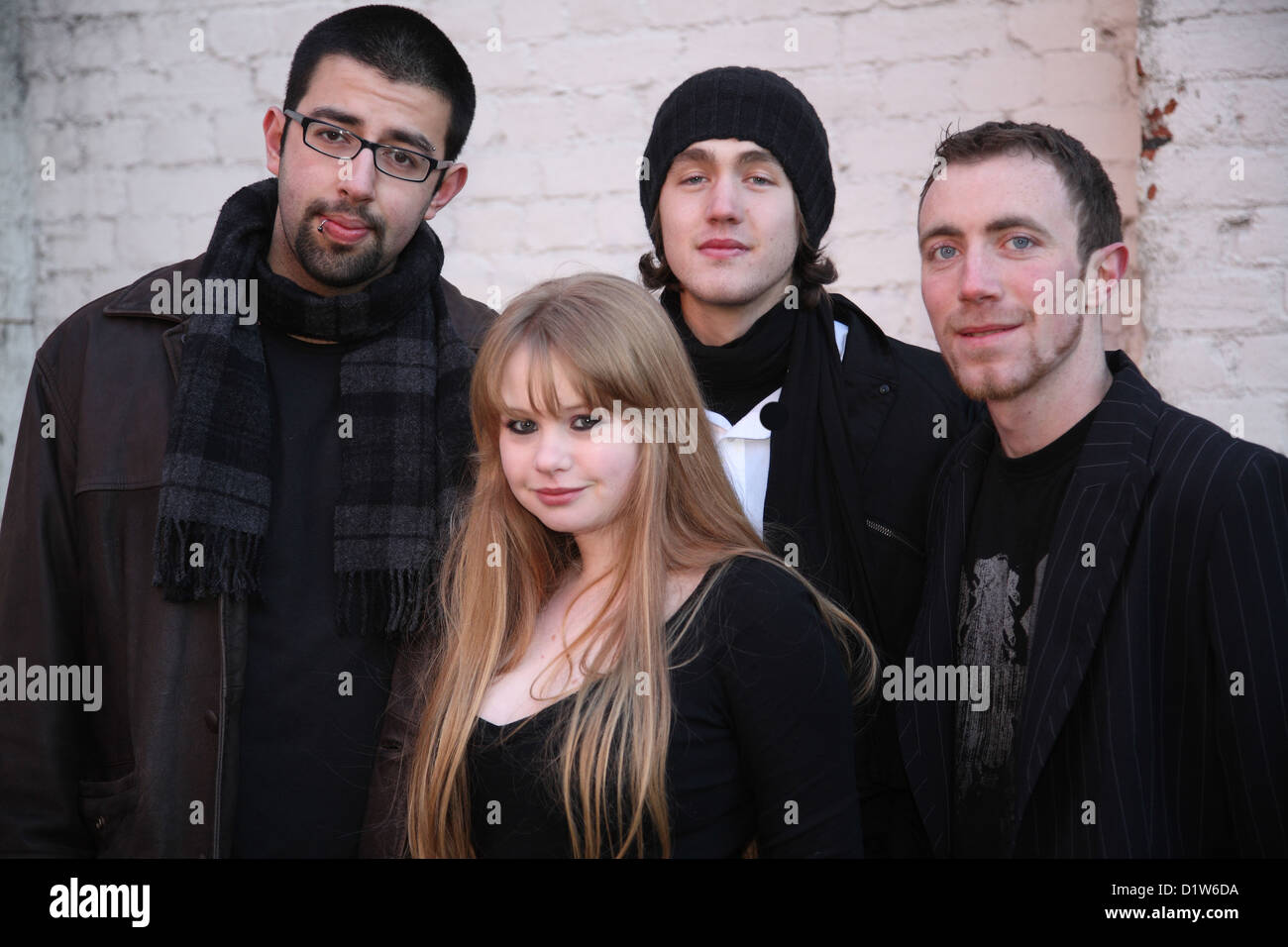 Un groupe d'amis adolescents qui ont formé un groupe de rock heavy metal, dupant autour pendant une séance photo Banque D'Images