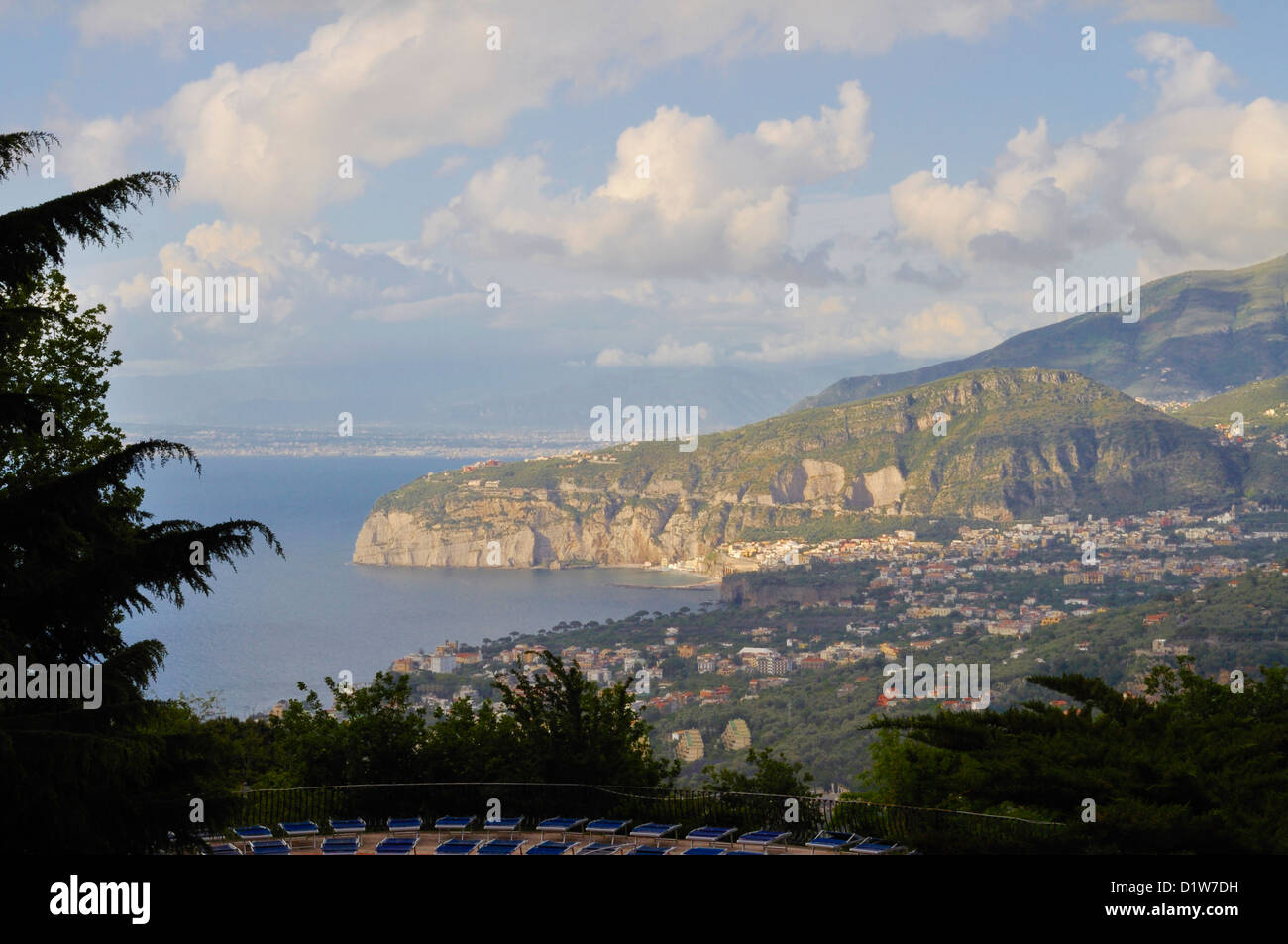 Vue depuis l'hôtel Grand Hermitage direction Sant'Agnello, à proximité de  Sorrente, et Punta Gradelle, Italie Photo Stock - Alamy